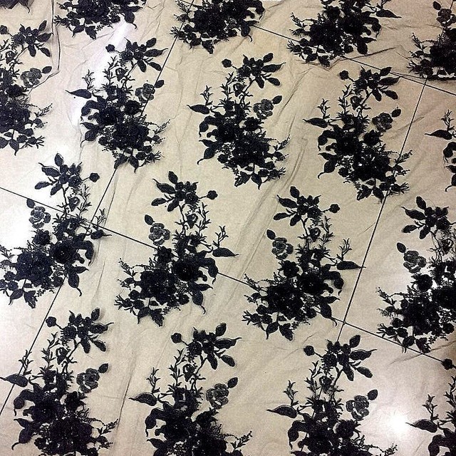3D Blumen-Blätter Spitze mit Perlen und Pailletten in Schwarz
