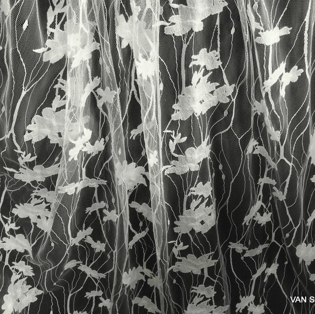 Allover flowers longitudinal tip in muted white on soft mesh