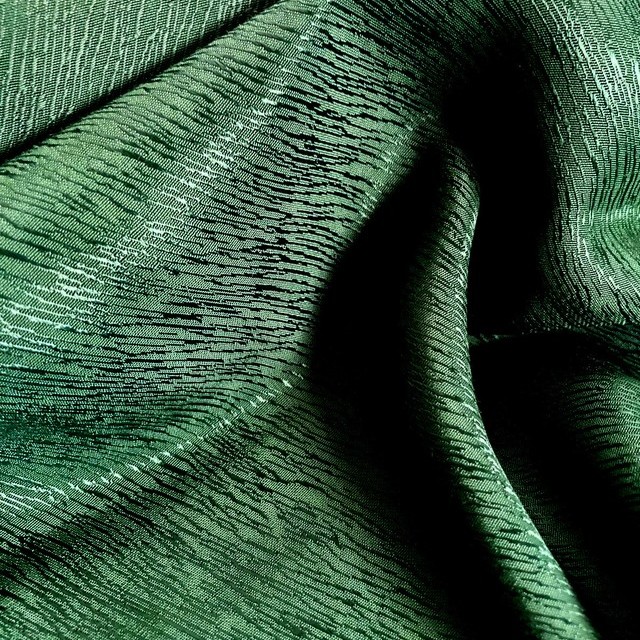Baumrinden Crepe-Satin in 60% Cupro - 40% Lyocell in green | Ansicht: Baumrinden Crepe-Satin in 60% Cupro - 40% Lyocell in green