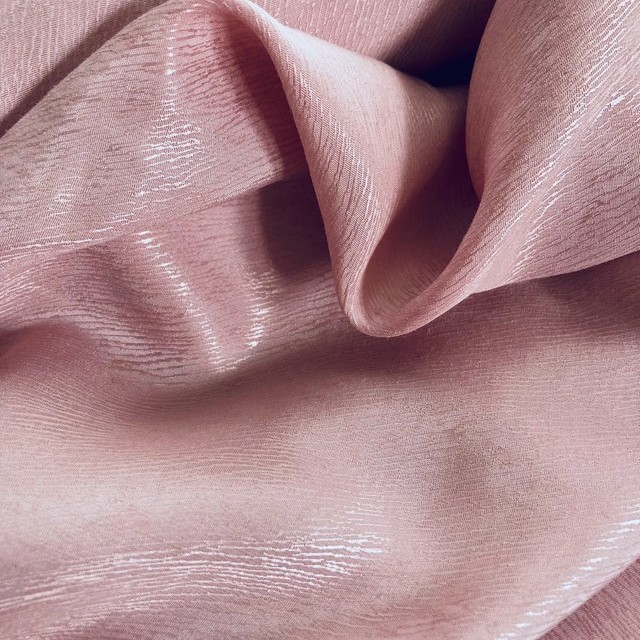 Baumrinden Crepe-Satin in 60% Cupro - 40% Lyocell in rosé | Ansicht: Baumrinden Crepe-Satin in 60% Cupro - 40% Lyocell in rosé