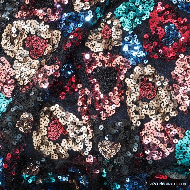 Couture 3D Herzform Pailletten-Stickerei mehrfarbig auf schwarzem Tüll | Ansicht: Couture 3D Herzform Pailletten-Stickerei mehrfarbig auf schwarzem Tüll