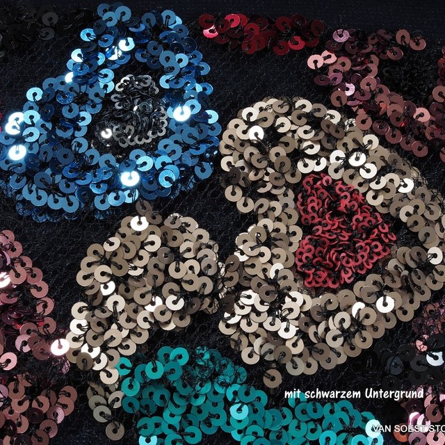 Couture 3D Herzform Pailletten-Stickerei mehrfarbig auf schwarzem Tüll | Ansicht: Couture 3D Herzform Pailletten-Stickerei mehrfarbig auf schwarzem Tüll