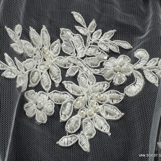 Couture Blumenboucquets mit Perlen, Stäbchen und mini Pailletten Ton in Ton