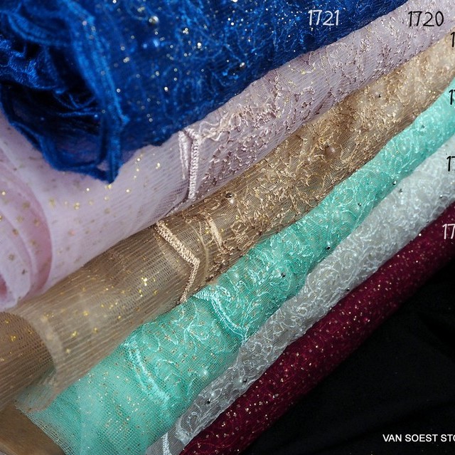Gold Glitterstickerei mit Perlen auf Weißen Tüll | Ansicht: Vorhandene Farben
