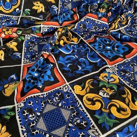 Majolika Muster auf schwarzem Tüll  - einzigartige bunte Kachel Folklore Stickerei