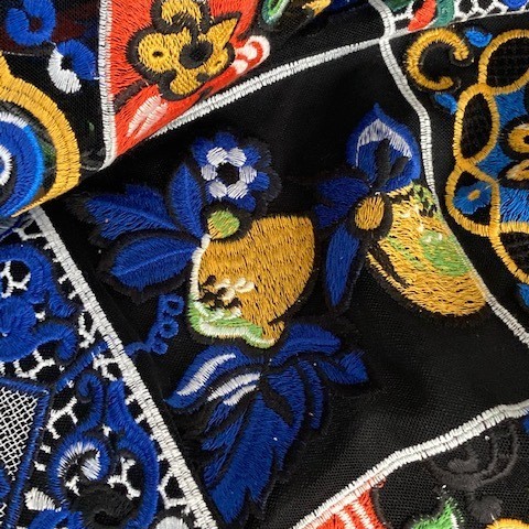 Majolika Muster auf schwarzem Tüll  - einzigartige bunte Kachel Folklore Stickerei | Ansicht: Majolika Muster auf schwarzem Tüll  - einzigartige bunte Kachel Folklore Stickerei