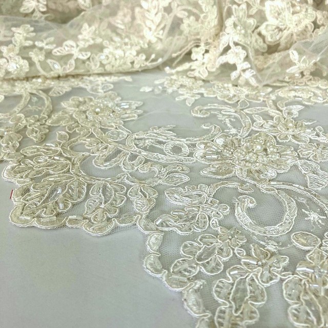 Perlen und Stäbchen Couture Stickerei in Off-White | Ansicht: Perlen und Stäbchen Couture Stickerei in Off-White