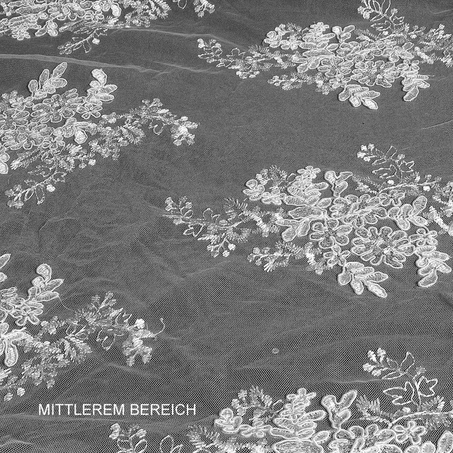 Weiße Blumenspize mit mini matt Pailletten auf Tüll | Ansicht: Weiße Blumenspize mit mini matt Pailletten auf Tüll