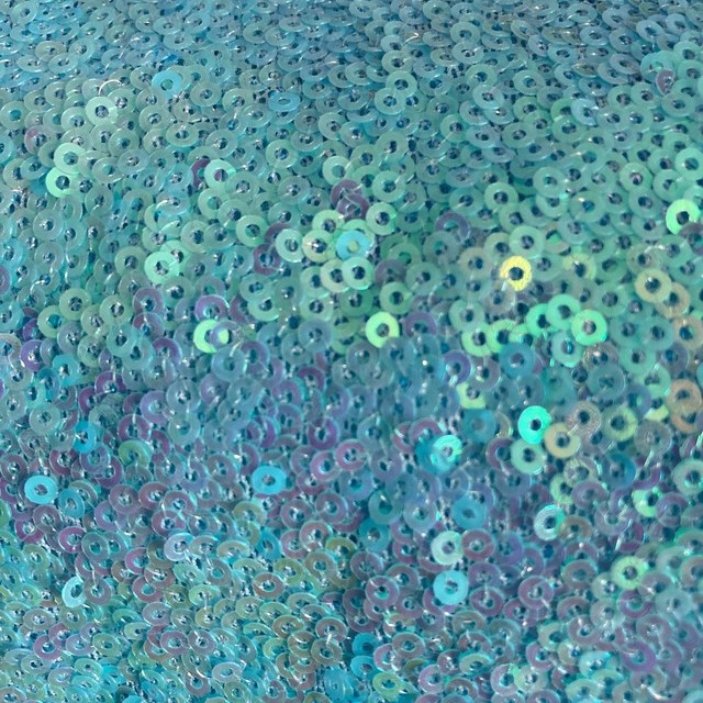 floureszierende Mini Pailletten auf Ton in Ton Stretch Tüll in Hellblau